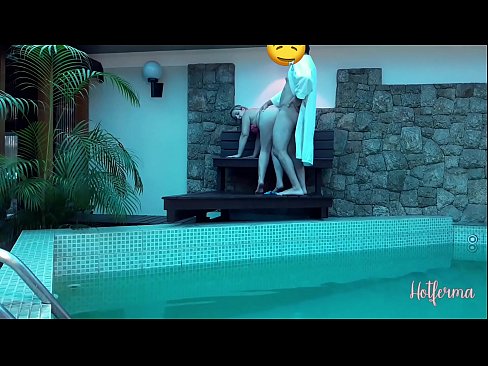 ❤️ Bosi anamwalika kijakazi kwenye bwawa, lakini hakuweza kupinga joto kali Video ya ngono ❌❤