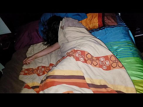 ❤️ Stepson akimtusi mama yake mdogo wa kambo wakati amelala. Video ya ngono ❌❤